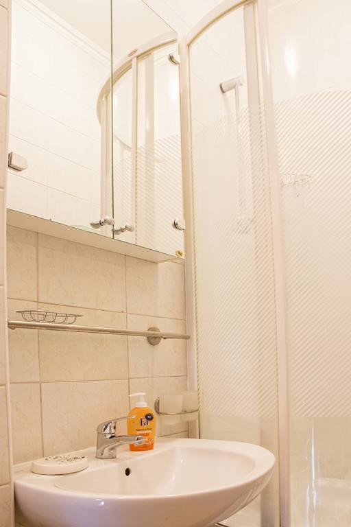 Kyiv Apartment In The City Center On Turgenevskaya Street מראה חיצוני תמונה